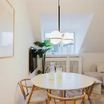 Stunning By The Lakes Apartamento