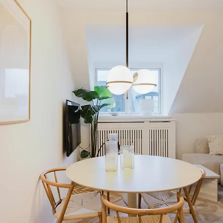 Stunning By The Lakes Apartamento