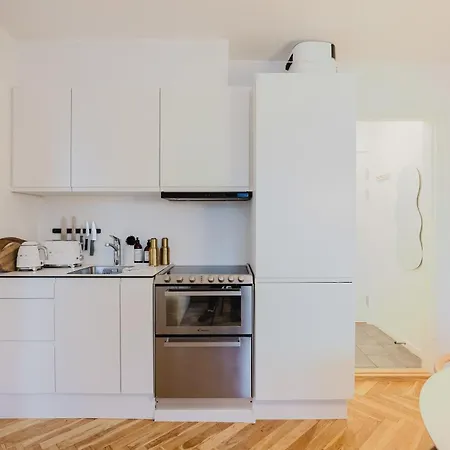 Stunning By The Lakes Apartamento